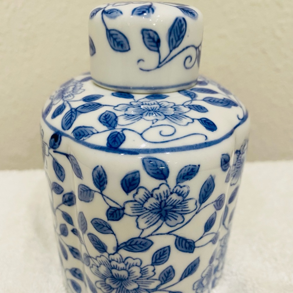 VINTAGE ANDREA BY SADEK BLUE/WHITE BIRD/FLORAL SMALL VASE W/ LID MADE IN CHINA - Picture 9 of 12